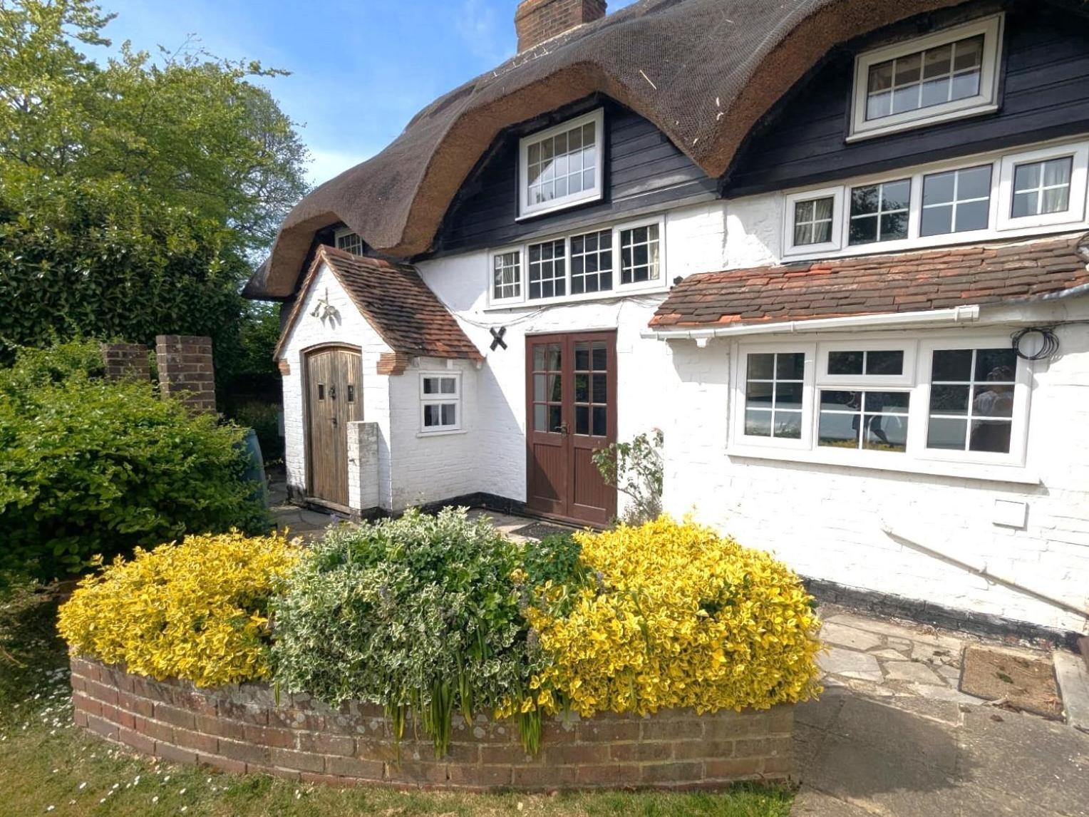 Beautiful Thatched Cottage With Outdoor Pool, Secure Garden, Dog & Family Friendly! Chichester Holiday Properties บอสแฮม ภายนอก รูปภาพ
