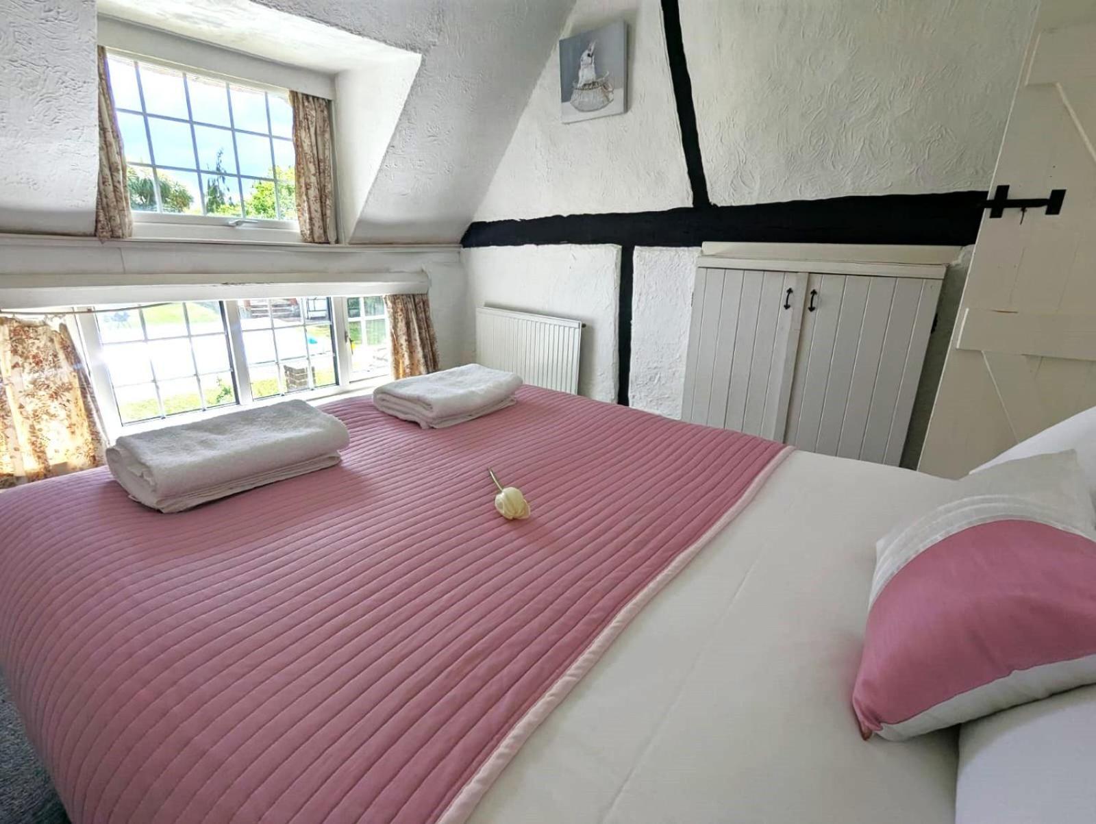 Beautiful Thatched Cottage With Outdoor Pool, Secure Garden, Dog & Family Friendly! Chichester Holiday Properties บอสแฮม ภายนอก รูปภาพ